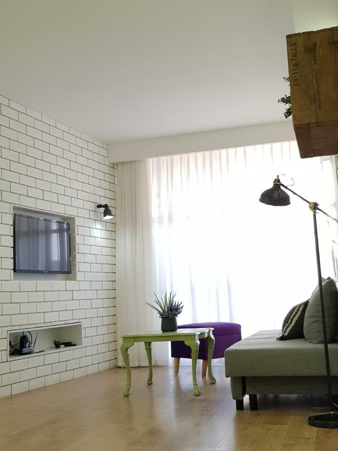 Stylish With A Patio Close To The Apartment
